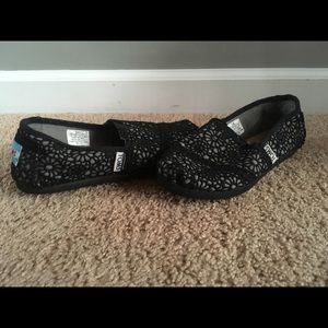 Toms girls black crochet shoes, size 13Y